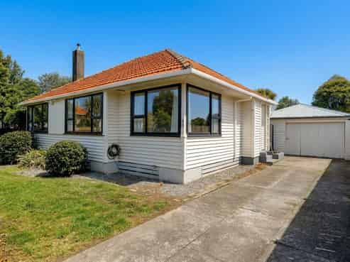 40 Andrew Avenue, Roslyn