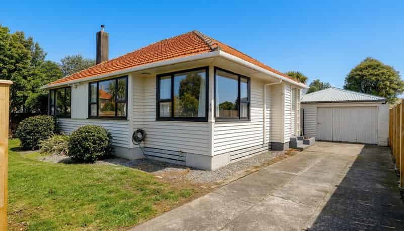 40 Andrew Avenue, Roslyn