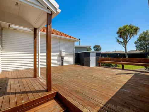 40 Andrew Avenue, Roslyn