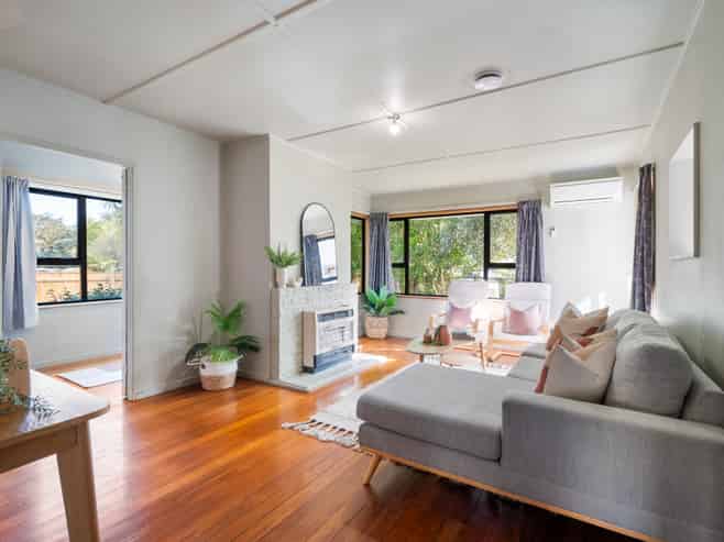 40 Andrew Avenue, Roslyn