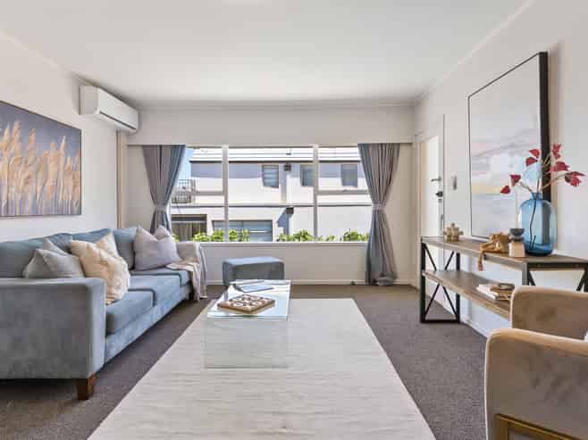 2/16 Beach Road, Castor Bay