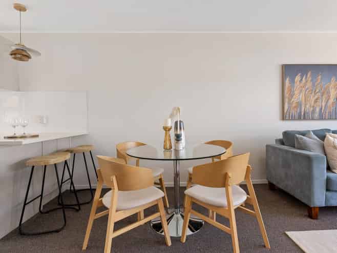 2/16 Beach Road, Castor Bay