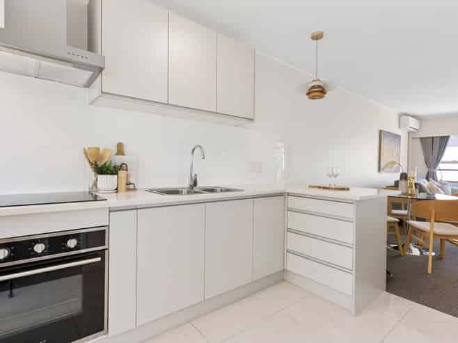 2/16 Beach Road, Castor Bay