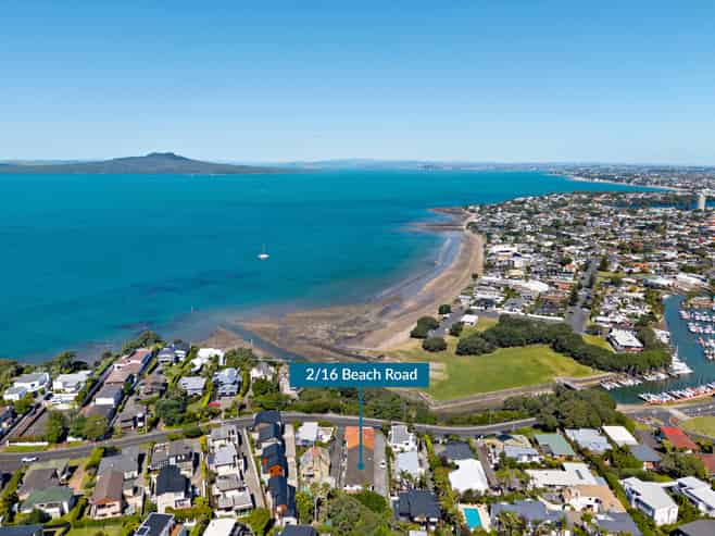2/16 Beach Road, Castor Bay