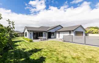 14 Arbuckle Road, Frimley