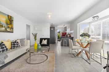 1/83 Centreway Road, Orewa