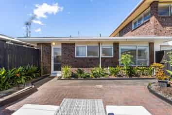 1/83 Centreway Road, Orewa