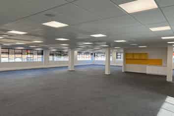 Large & new, Central-Hutt Open-plan floor