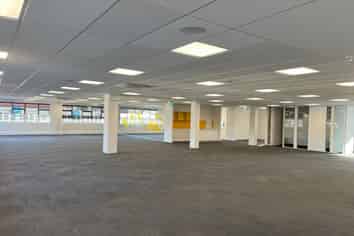 Large & new, Central-Hutt Open-plan floor