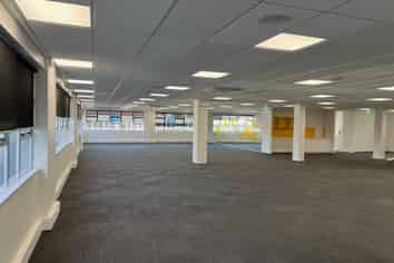Large & new, Central-Hutt Open-plan floor