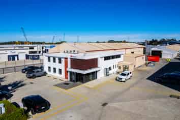 Outstanding office/showroom & warehouse on Flaxton Rd