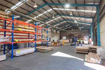 Outstanding office/showroom & warehouse on Flaxton Rd