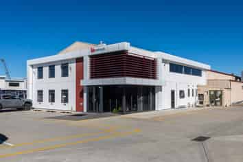 Outstanding office/showroom & warehouse on Flaxton Rd