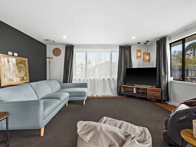 8 Grenside Lane, Mahora