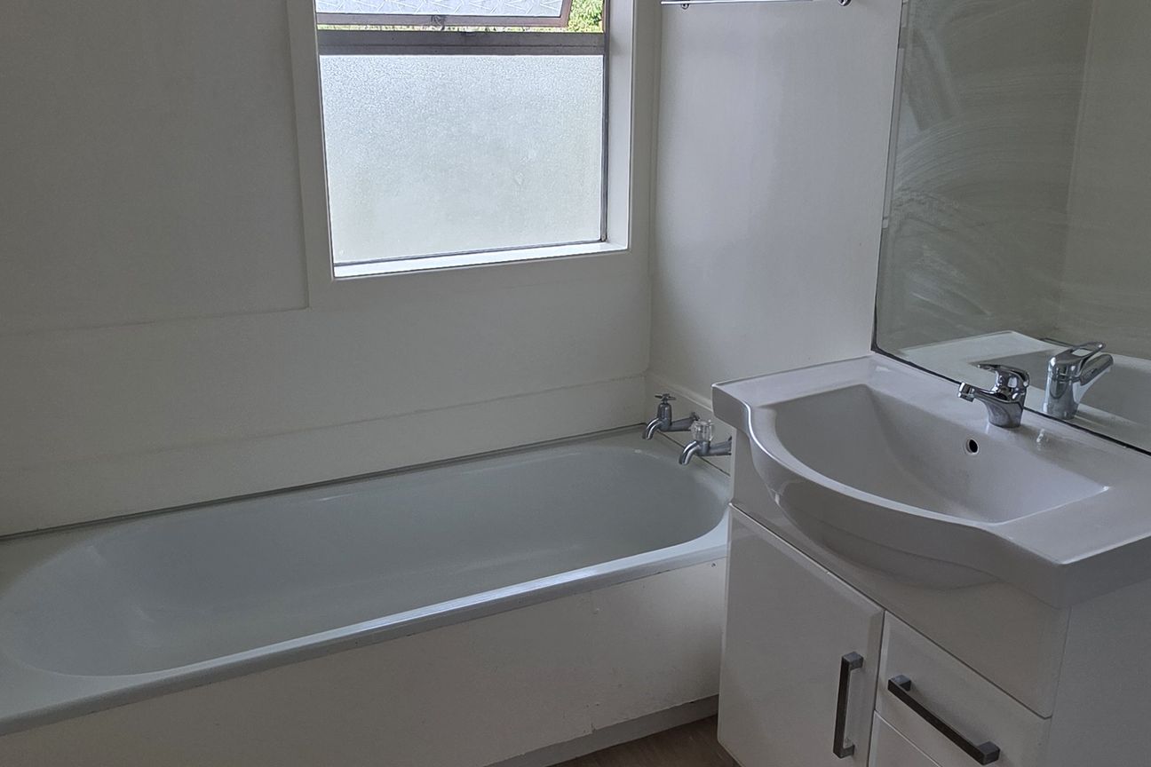 1 bed 1 bath with parking water and lawns - Widok 5