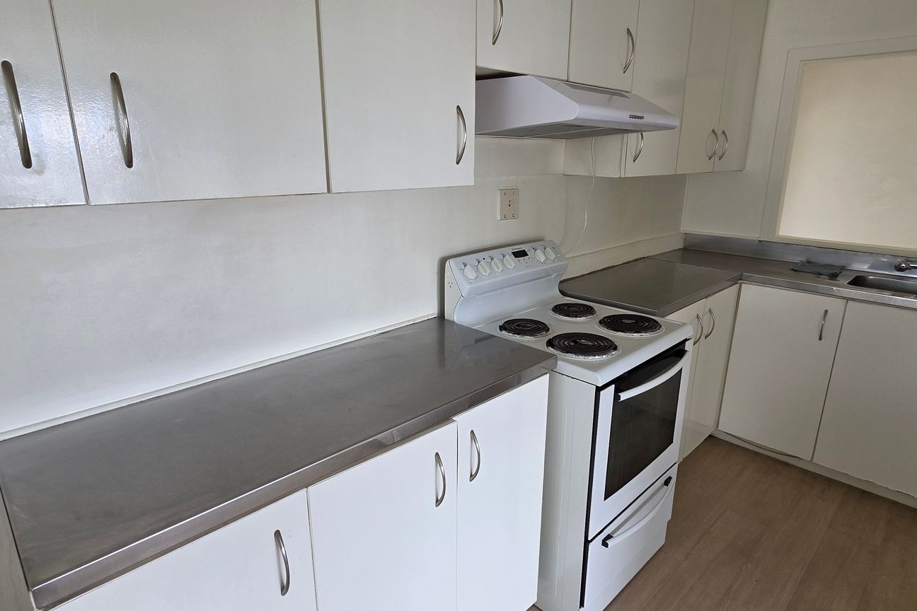1 bed 1 bath with parking water and lawns - Widok 4