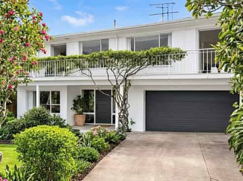 1068 Whangaparaoa Road, Matakatia