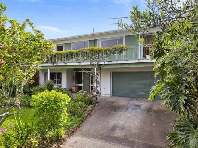 1068 Whangaparaoa Road, Matakatia