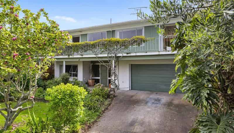 1068 Whangaparaoa Road, Matakatia