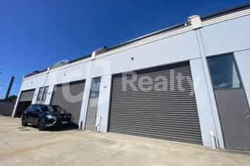 IMMACULATE LIVE/WORK UNIT IN THE WEST - SOLE AGENT