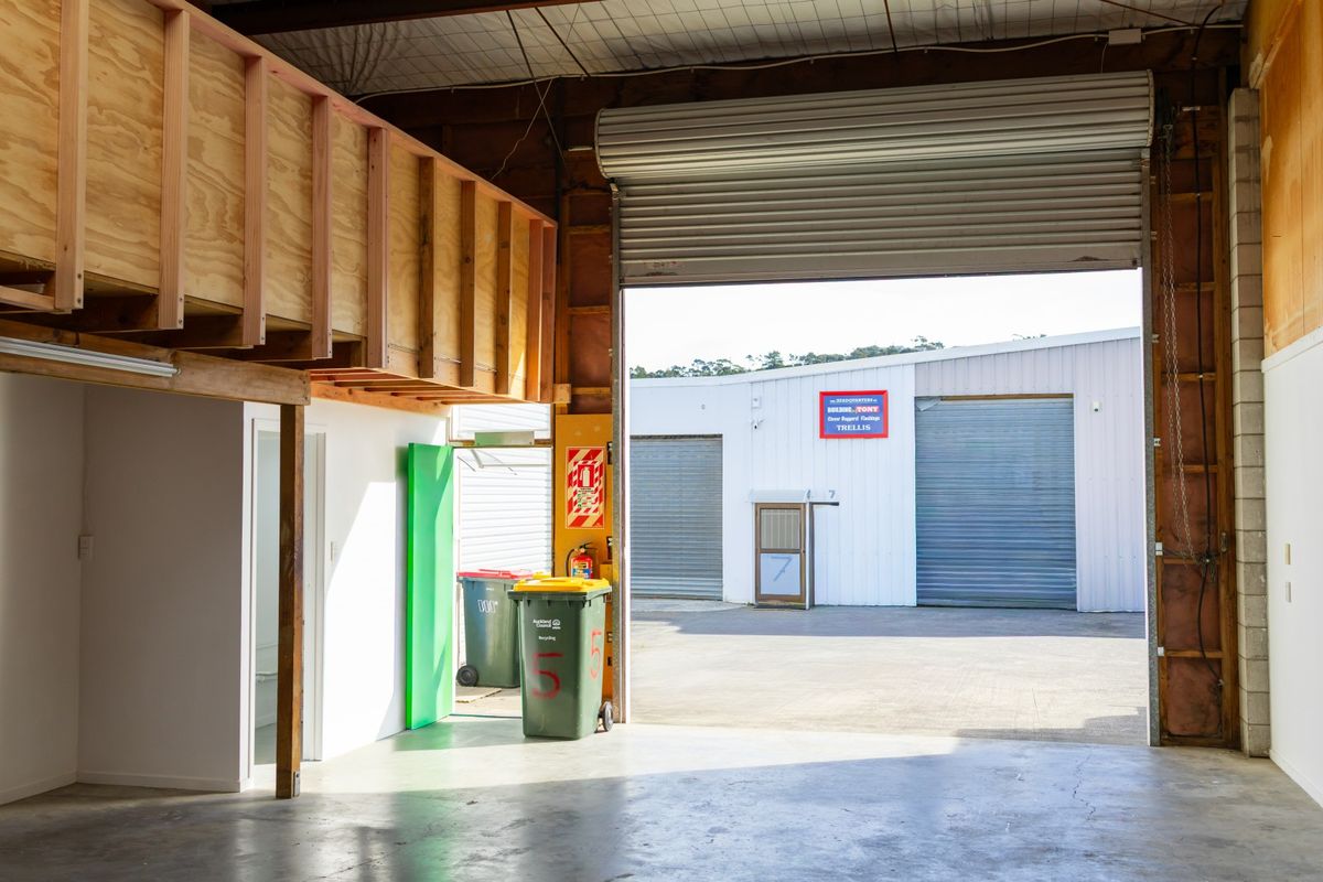 Superb small industrial on Whangaparaoa Road - Visning 4