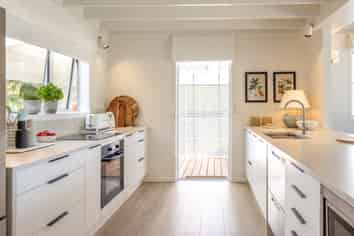 12 Esslin Road, Surfdale