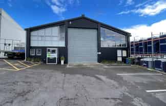 435 sqm Wairau warehouse with yard 
