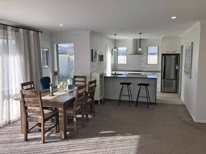 6 Shrimpton Av, Woodend