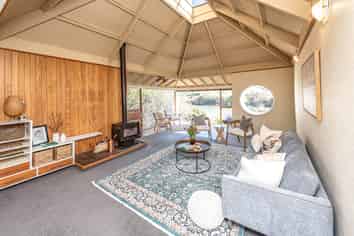 9 Riverbank Road, Okoia