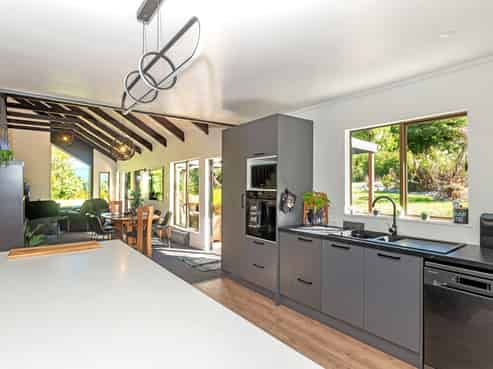 1131 Whakarau Road, Otoko