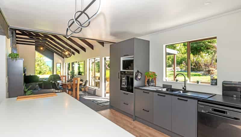 1131 Whakarau Road, Otoko