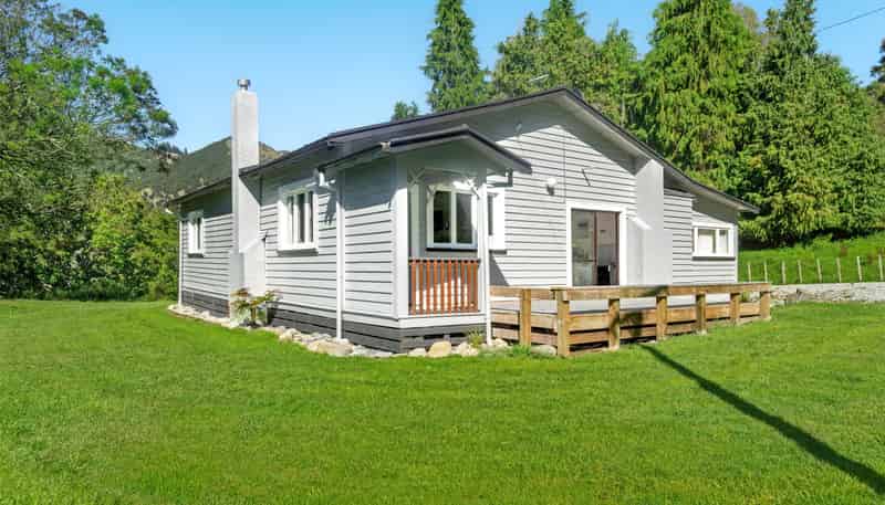 1131 Whakarau Road, Otoko