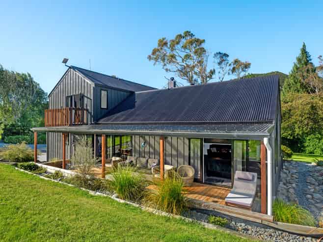 1131 Whakarau Road, Otoko