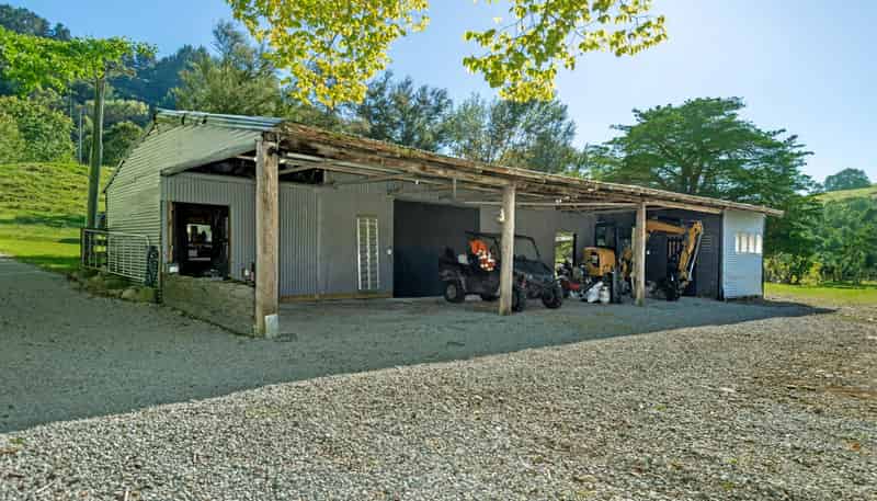 1131 Whakarau Road, Otoko