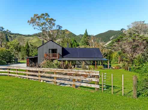 1131 Whakarau Road, Otoko