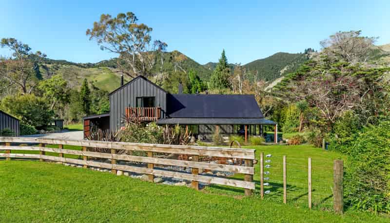 1131 Whakarau Road, Otoko