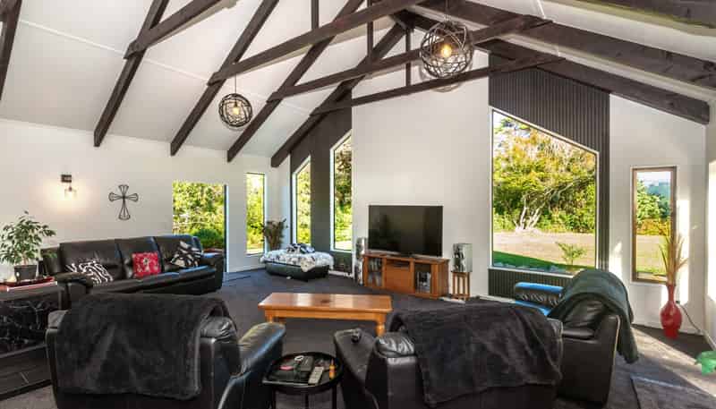 1131 Whakarau Road, Otoko
