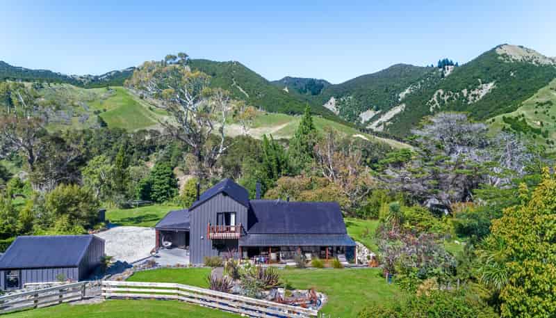 1131 Whakarau Road, Otoko