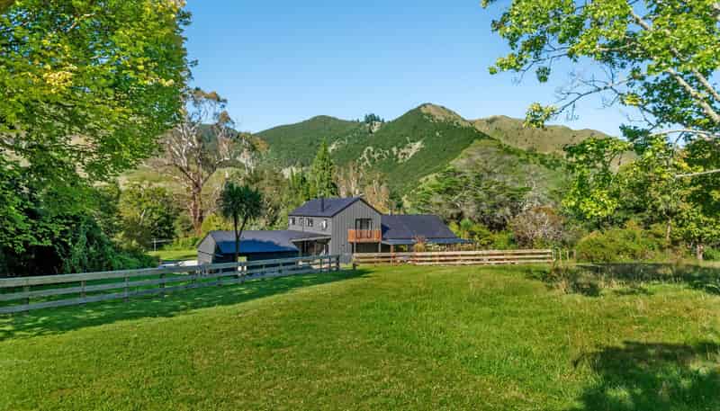 1131 Whakarau Road, Otoko