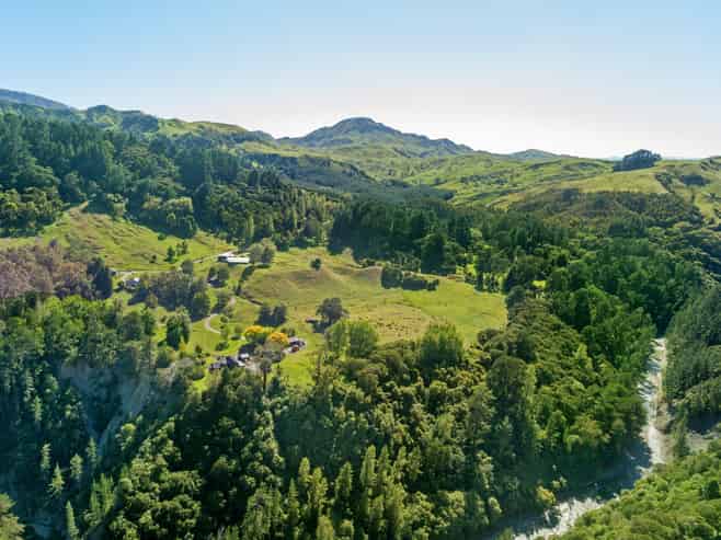 1131 Whakarau Road, Otoko