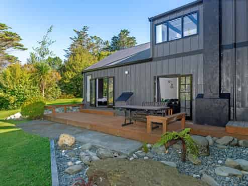 1131 Whakarau Road, Otoko