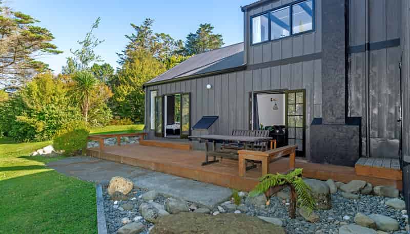 1131 Whakarau Road, Otoko