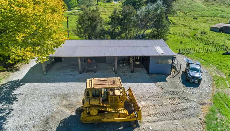 1131 Whakarau Road, Otoko