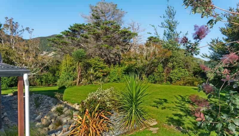 1131 Whakarau Road, Otoko