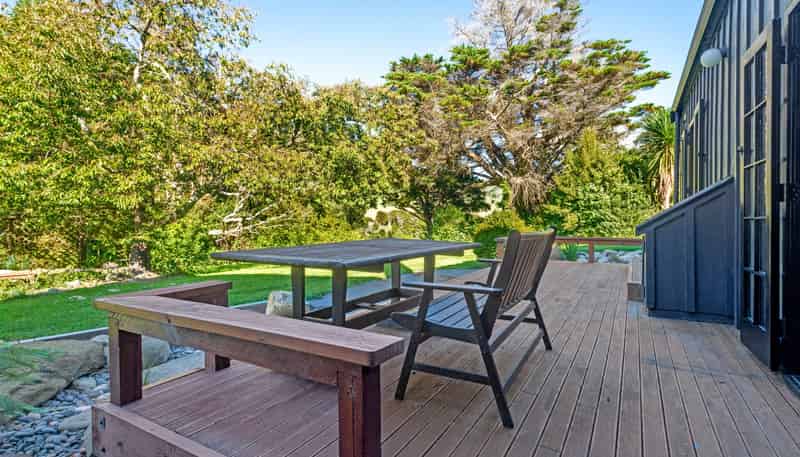 1131 Whakarau Road, Otoko