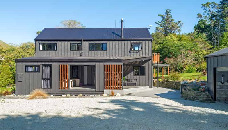 1131 Whakarau Road, Otoko