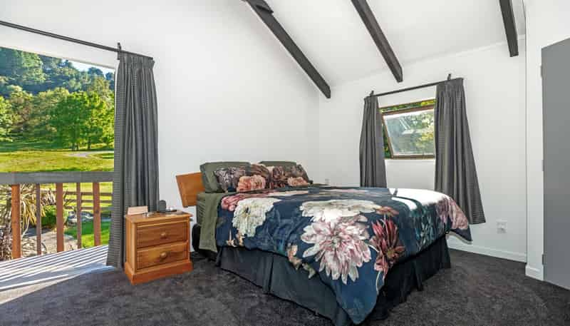 1131 Whakarau Road, Otoko