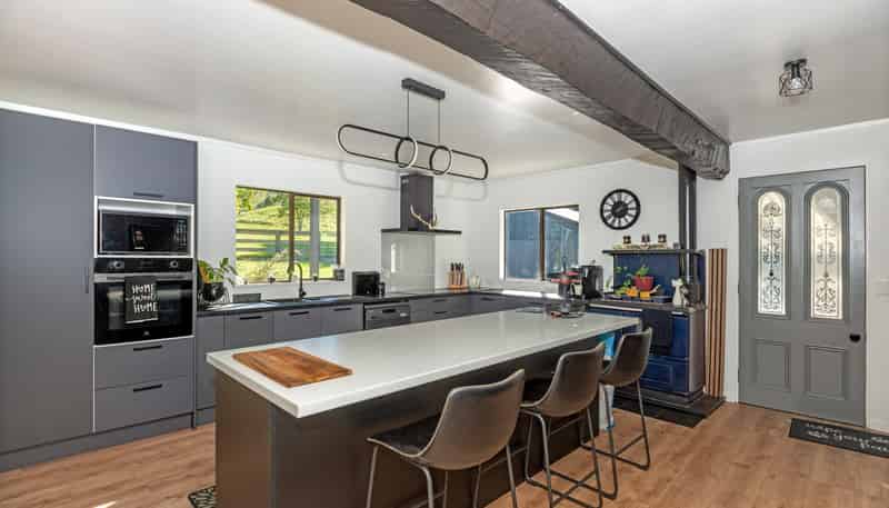 1131 Whakarau Road, Otoko