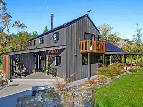 1131 Whakarau Road, Otoko