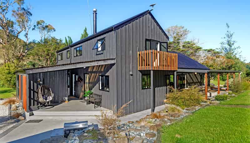 1131 Whakarau Road, Otoko